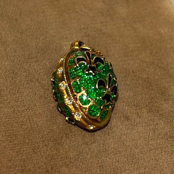 Vintage Fleur de Lis Green Enamel Gold Egg Pendant Charm for Necklace Bracelet - Picture 9 of 10